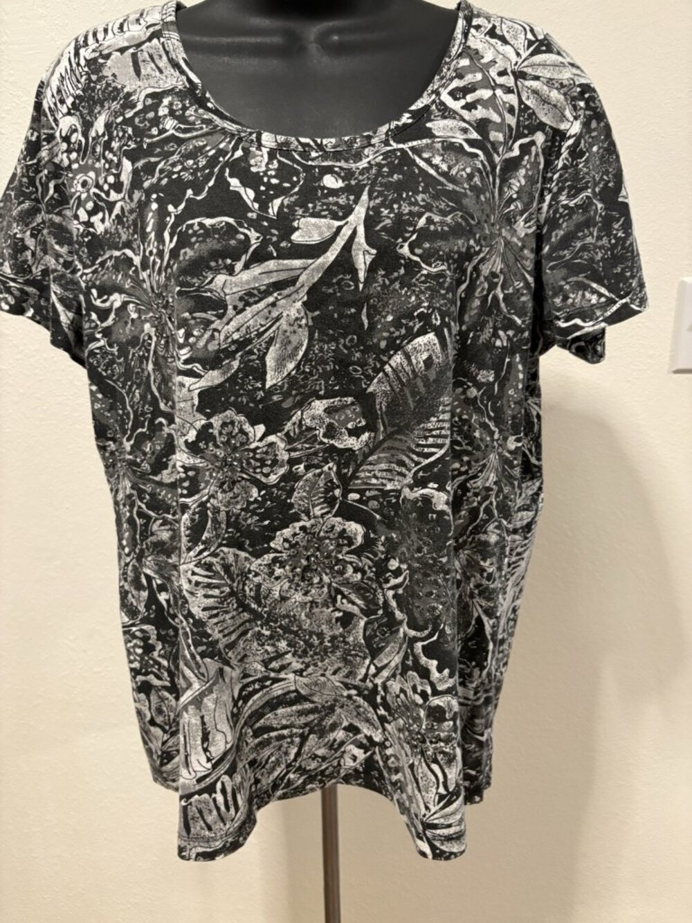 Laura Scott Womens  Large L Top Blouse Short Sleeve Top Floral Gray Black